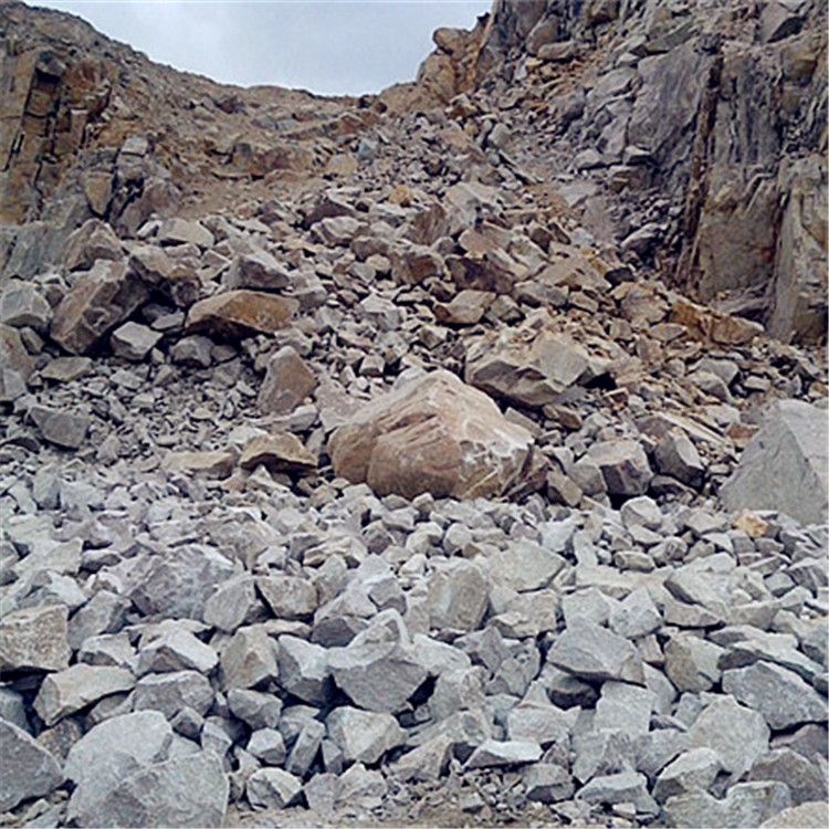 吉林陽(yáng)光采石場(chǎng) 建筑石料石灰?guī)r規(guī)格多樣，狗頭石發(fā)貨快，就近供應(yīng)